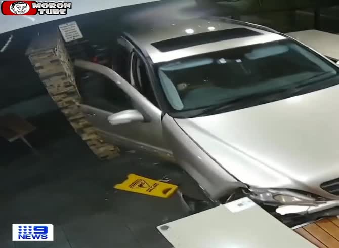 Video :A man shockingly attacks his girlfriend by driving his car into McDonald's